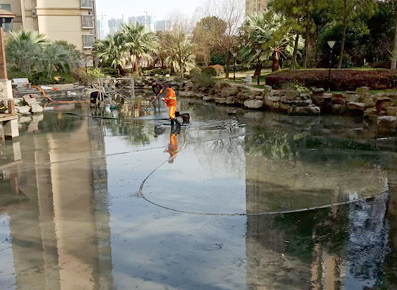 芙蓉景观池淤泥清理