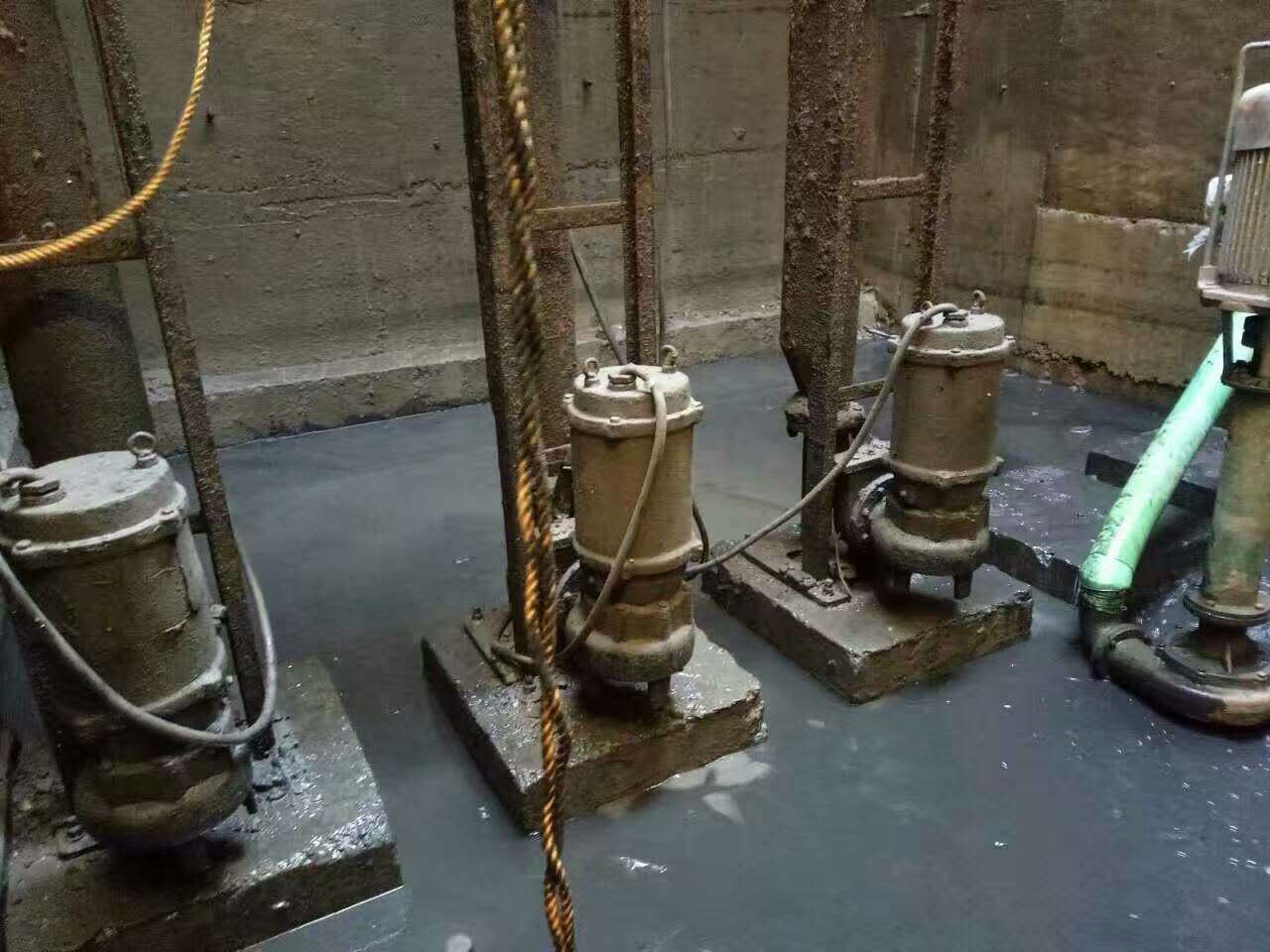 芙蓉污水池清理