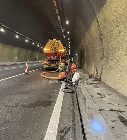 芙蓉隧道排水渠清淤